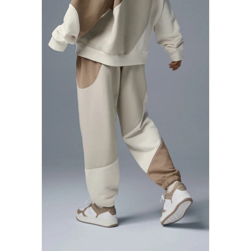 NWT Alo Yoga Make Waves Sweatpants Ivory Bone Gravel Athleisure Lounge Size M - Picture 5 of 5